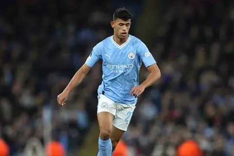 لاعب مانشستر سيتي يتورط في حادثة سرقة هاتف في مدريد